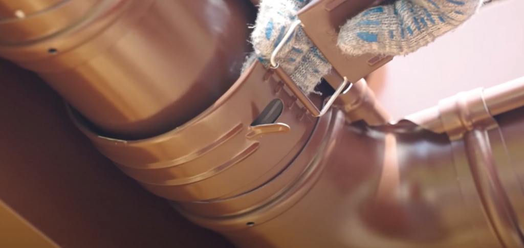 Монтаж водосточной системы Дёке STAL. — Docke.Ru