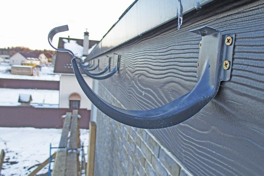 Как установить водостоки, если крыша уже покрыта: инструкция по монтажу ...