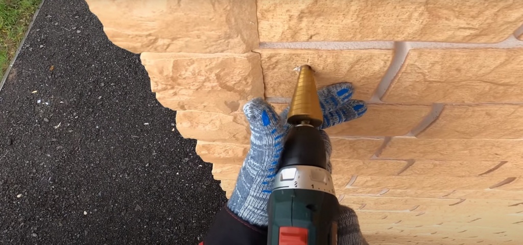 Монтаж водосточной системы Дёке STAL. — Docke.Ru